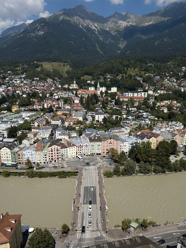 奥地利因斯布鲁克- 2018年7月30日:城市Inns河上桥梁道路鸟瞰图。河边矗立着五颜六色的房子。南蒂罗尔阿尔卑斯山脉景观欧洲。夏天蓝色的天空，汽车走在路上